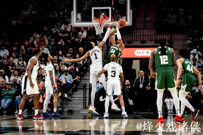 福克斯：当文班亚马回归球队后，会提升我们攻防两端的实力