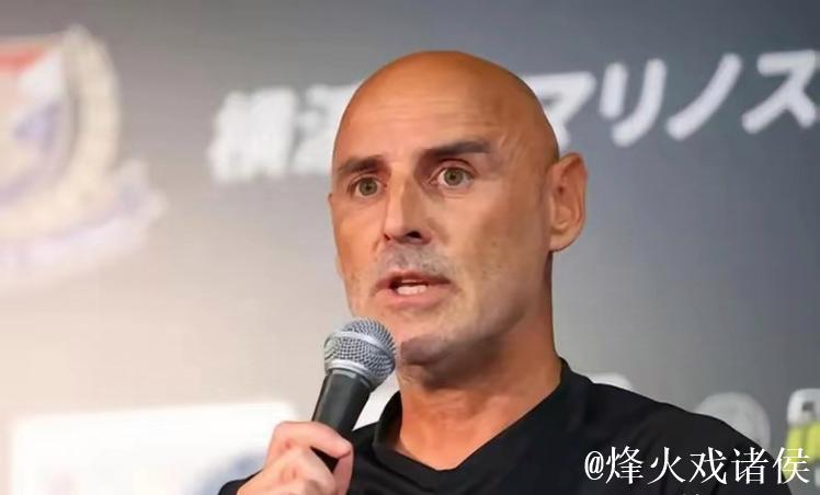 中国足球太滑稽了！中途接手+排名第10，却斩获“赛季最佳主帅”